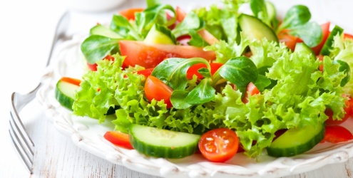 野菜や果物を食べる